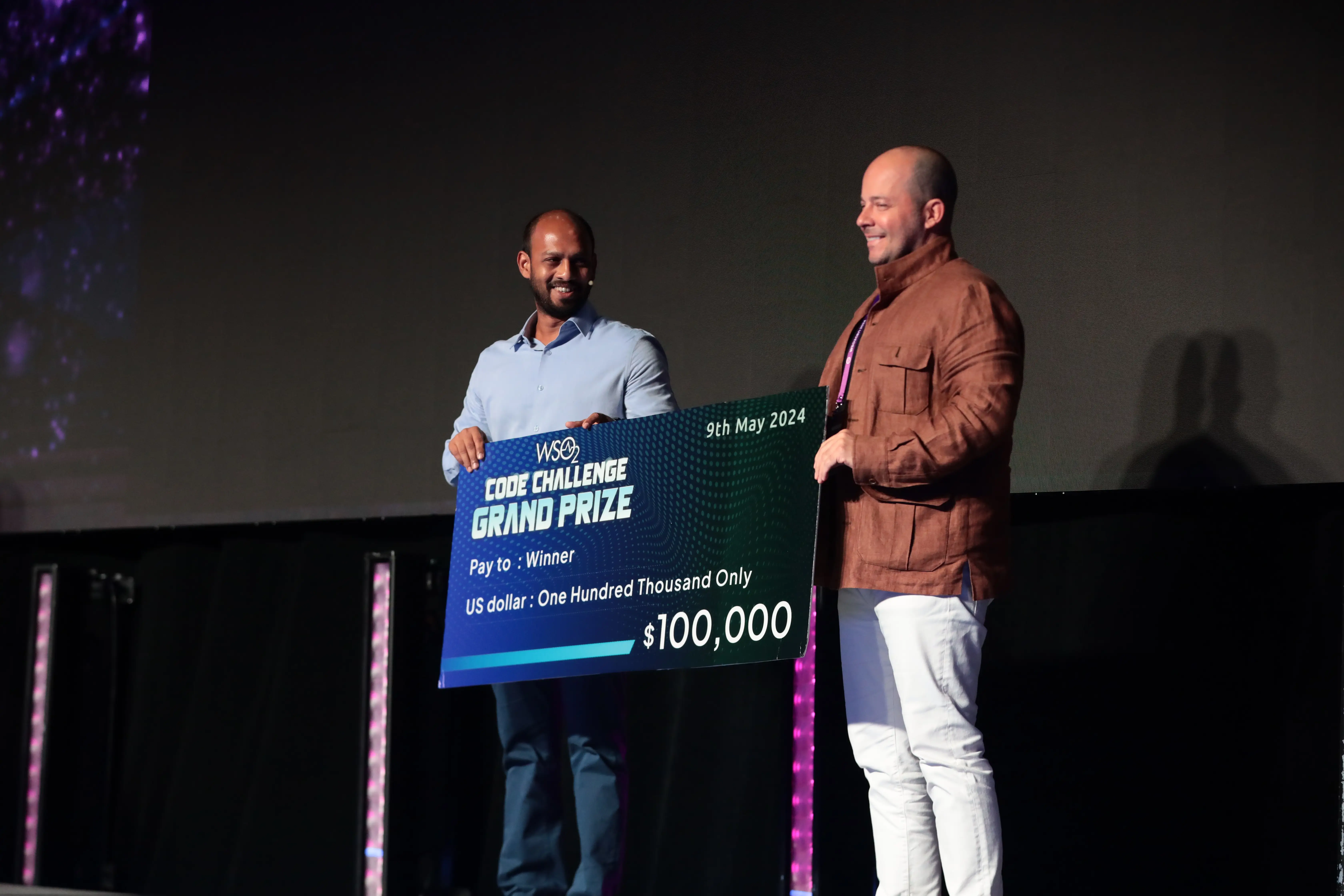 Ricardo Diniz accepts grand prize on behalf of WSO2 Code Challenge winner